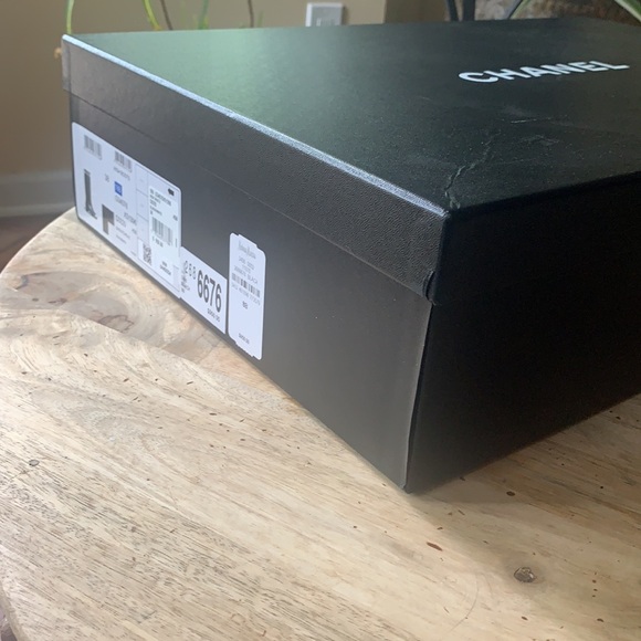 CHANEL Shoe/Giftbox - Large - Picture 4 of 8